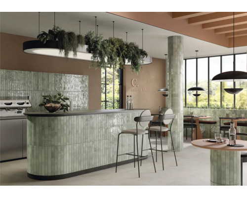 Photo d''intérieur d''un café avec revêtement de carrelage, des sièges et un éclairage