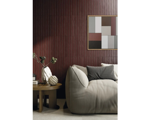 Innenraum mit Wandfliesen, Sessel und Tisch