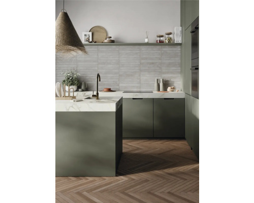 Cuisine claire avec îlot de cuisine, évier, robinetterie et parquet à chevrons