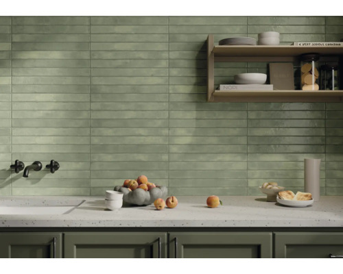 Helle Küche mit horizontal verlegten Wandfliesen, Armatur und Holzwandregal.