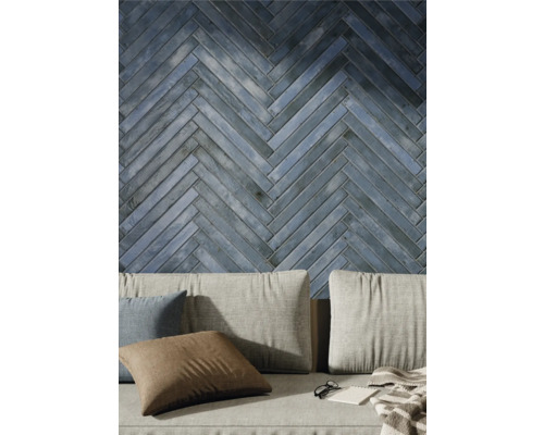 Décoration murale avec des carreaux en motif à chevrons au-dessus du canapé