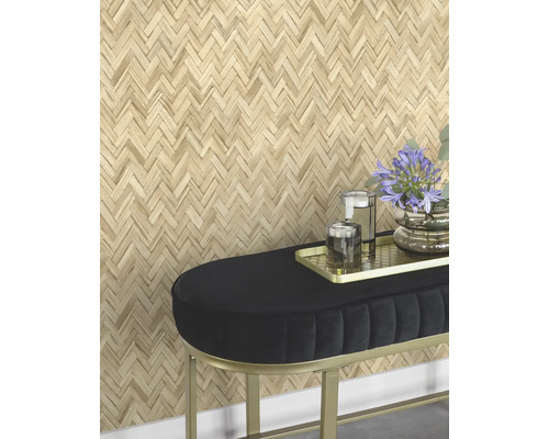 Wand mit Fischgrätenmuster und Bank mit Dekoration