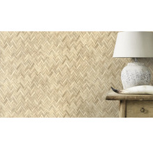 Tapete mit Fischgrätenmuster aus Holz neben Tischlampe