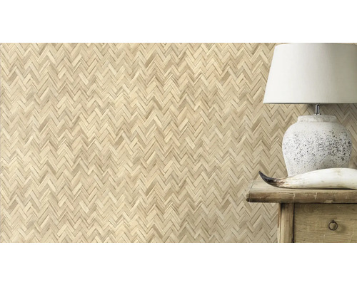 Tapete mit Fischgrätenmuster aus Holz neben Tischlampe