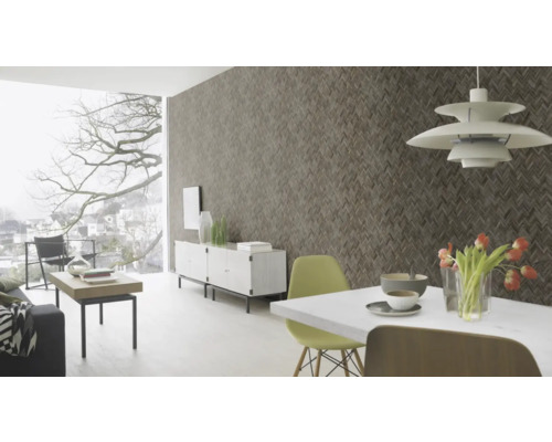 Wohnzimmer mit gemusterter Tapete, Sideboard, Esstisch und Stühlen