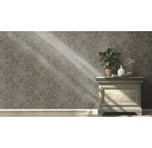 Dekorative Wand mit Fischgrätenmuster und Kommode mit Pflanzen