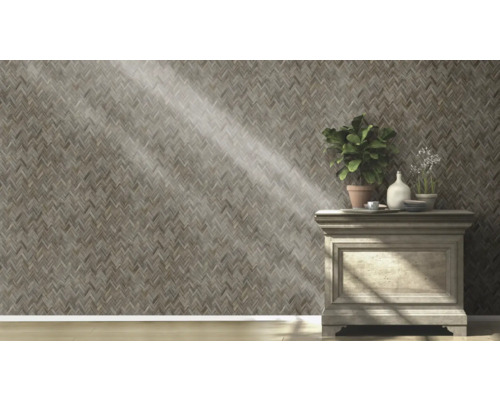 Dekorative Wand mit Fischgrätenmuster und Kommode mit Pflanzen