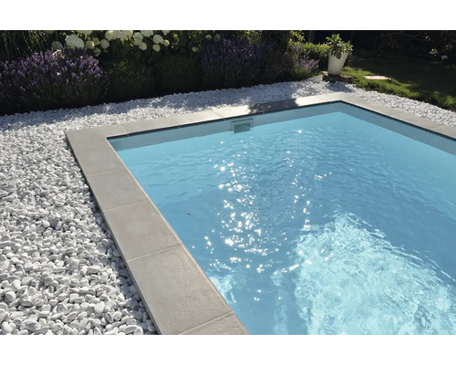 Piscine avec eau et galets