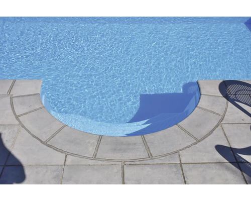 Piscine avec marches bétonnées et margelles