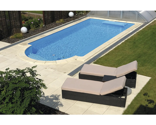 Piscine avec deux chaises longues sur une terrasse