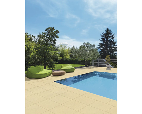 Scène d''un jardin avec piscine, sol carrelé et poufs