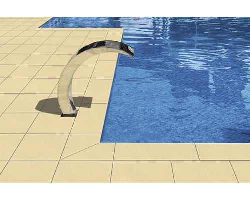 Piscine avec cascade et carrelage