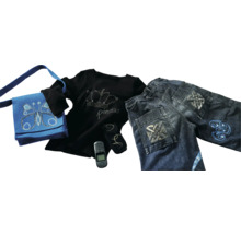 Kinderkleidung mit Schmetterlingshandtasche, Oberteil mit Krone und Jeans mit Knotenmuster