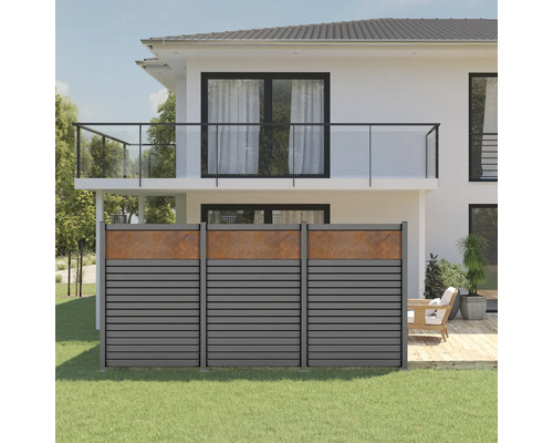 Scène de jardin avec clôture d''intimité en aluminium et aspect rouille devant une maison.