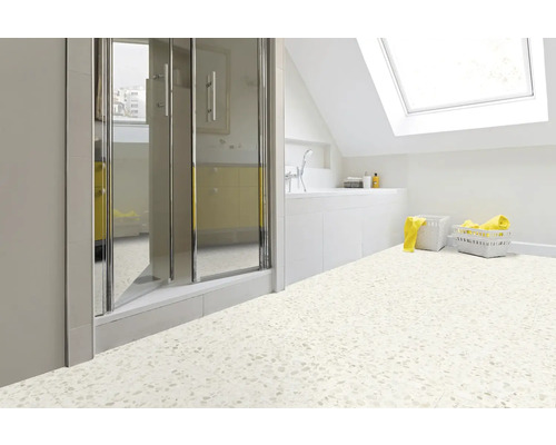 Helles Badezimmer mit Dusche, Waschbecken und Bodenfliesen