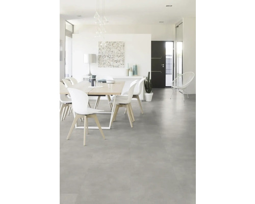 Heller Essbereich mit Esstisch, Stühlen und Dekoration in einem modernen Haus.