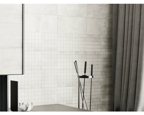 Gedeckte Szene mit gefliesten Wänden, Kaminbesteck und Vorhängen.