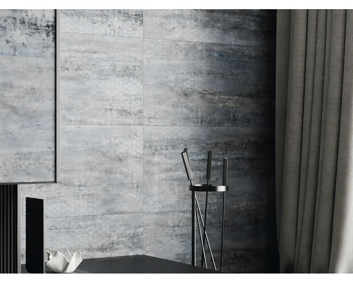 Wandgestaltung mit rechteckigen Fliesen im Steinlook und Vorhang