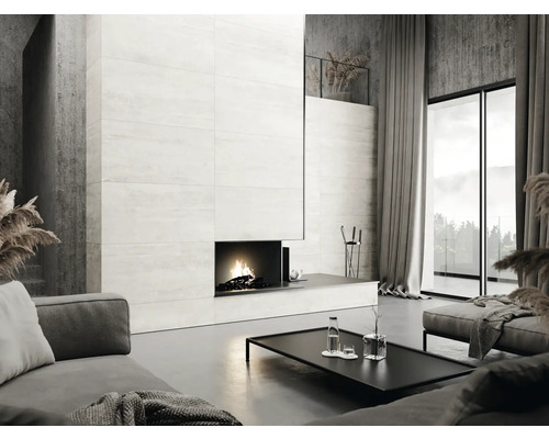 Salon avec cheminée, mur carrelé, canapé et baie vitrée pour une ambiance de vie moderne.