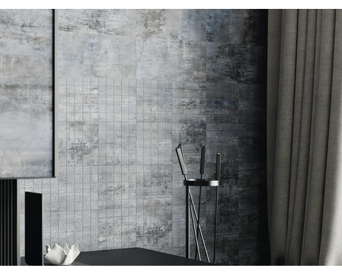 Intérieur décoratif avec carrelage aspect pierre, mosaïque et rideaux.