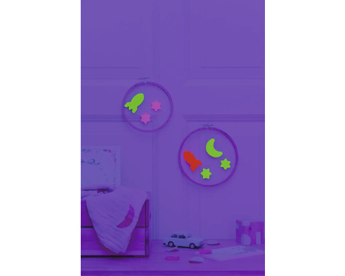 Chambre d''enfant avec des décorations sur le thème de l''espace telles que des fusées et des étoiles