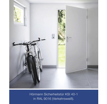 Intérieur avec vélos et porte de sécurité ouverte