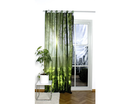 Gardine mit Waldmotiv vor Fenster
