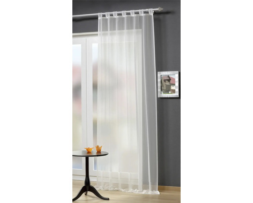 Rideau transparent avec suspension à boucles devant une fenêtre.