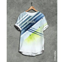 T-Shirt mit Aufdruck hängt an einem Kleiderbügel.