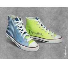 Zwei hohe Stoffschuhe mit Schnürsenkeln, einer gestreift, der andere mit dem Schriftzug Denim