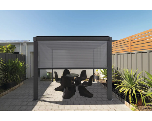 Pergola de terrasse avec store abaissé et coin salon dans le jardin.
