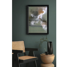 Scène avec une œuvre d''art abstraite encadrée, une chaise en rotin et une table d''appoint avec décoration.