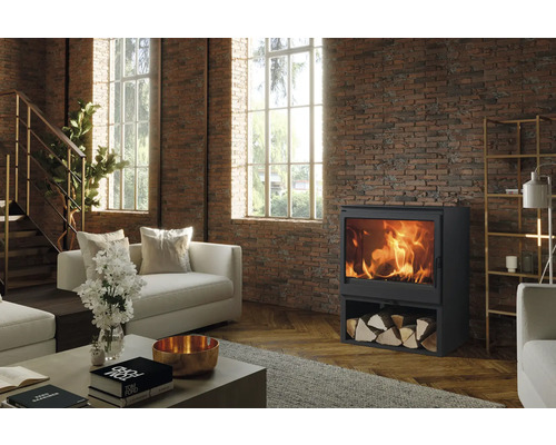 Salon avec poêle à bois, bûches et mur de briques