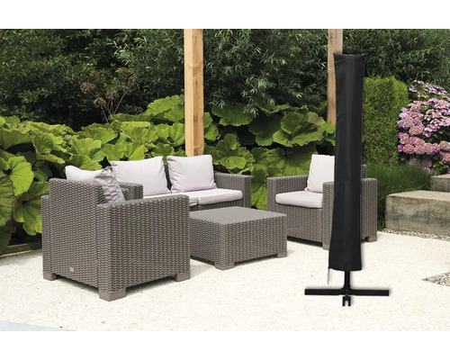Ensemble de meubles de jardin avec housse de protection pour parasol sur une terrasse