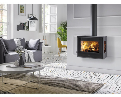 Salon moderne avec cheminée murale et canapé d''angle gris