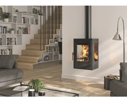 Salon avec cheminée murale, escalier et bibliothèque pour une ambiance chaleureuse.