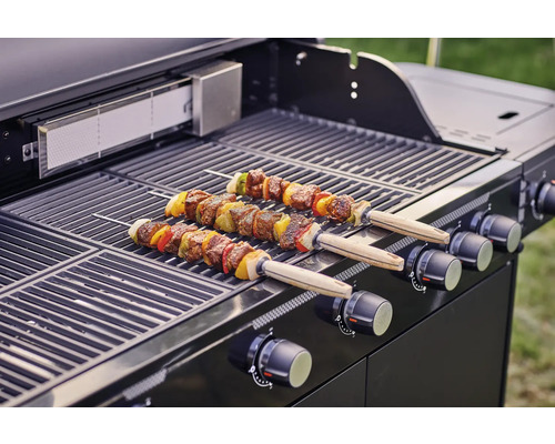 Barbecue avec brochettes de viande sur la grille