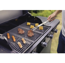 Grillszene mit Steaks, Würstchen und Maiskolben auf einem Grillrost