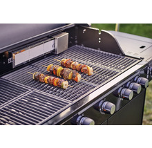 Grill mit Grillspießen auf dem Rost