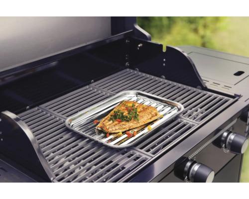 Grill mit Fischfilet auf einer Platte