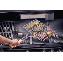 Fleisch und Gemüse im Grillkorb auf einem Grill