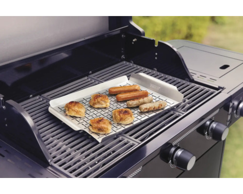Barbecue avec des aliments grillés sur une barquette pour grill