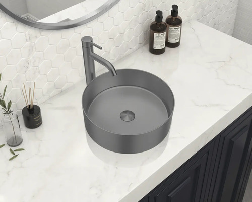 Lavabo de salle de bain avec robinet sur un plan de travail en marbre