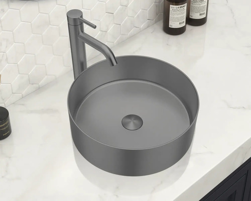 Vasque à poser avec robinetterie sur plan de toilette