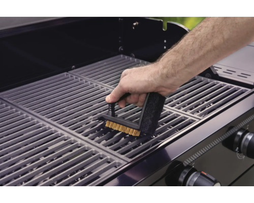 Reinigung einer Grillfläche mit einer Grillbürste
