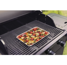 Grill mit Gemüseschale auf dem Rost