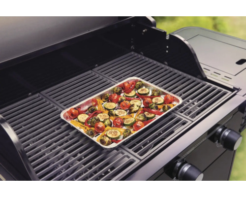 Grill mit Gemüseschale auf dem Rost