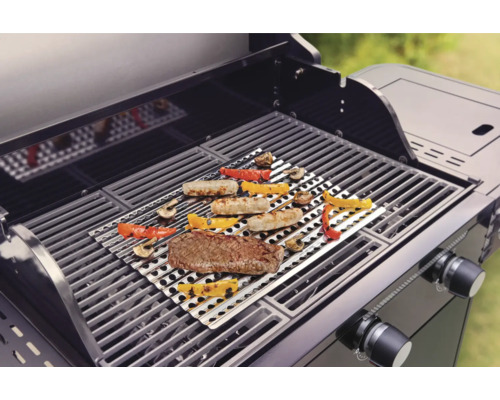 Grill mit Grillgut und Grillmatte