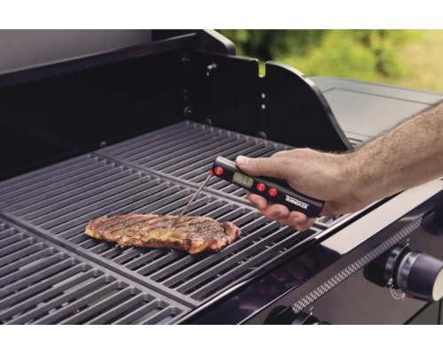 Logo Tenneker. Un steak est posé sur un gril et sa température est mesurée à l''aide d''un thermomètre de barbecue.
