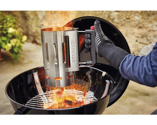 Allume-barbecue au-dessus d''un barbecue au charbon de bois en action